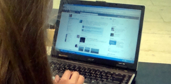 Internet-Nutzerin vor dem Computer, dts Nachrichtenagentur
