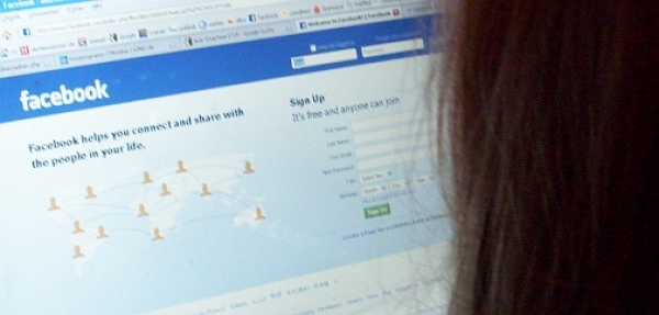 Facebook-Nutzerin vor dem Computer, dts Nachrichtenagentur