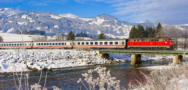 Zug der Bahn überquert winterlichen Fluss, Bartlomiej Banaszak, über dts Nachrichtenagentur