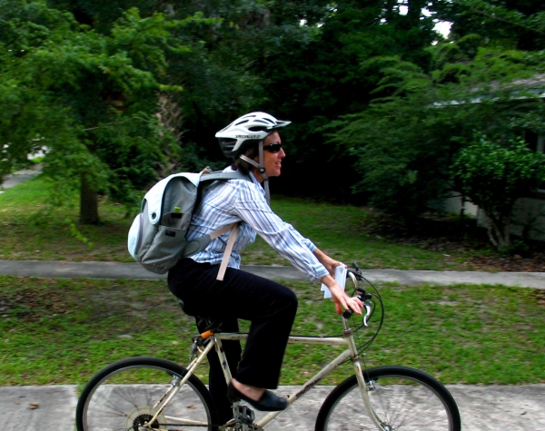 Frau mit Fahrradhelm, Christopher Sessums, Lizenz: dts-news.de/cc-by
