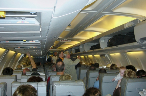 Passagiere in einem Flugzeug, dts Nachrichtenagentur