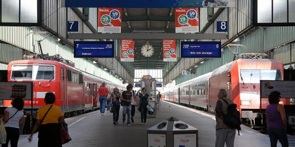 Reisende am Bahnhof, DB AG / Christian Bedeschinski ,  Text: dts Nachrichtenagentur