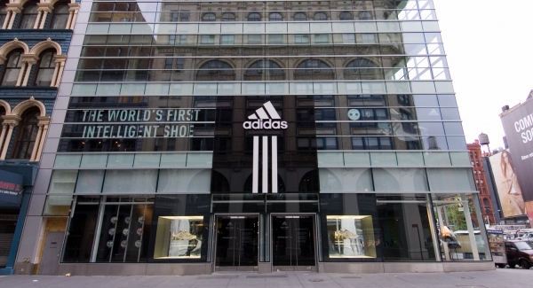 Adidas-Store, Adidas,  Text: dts Nachrichtenagentur