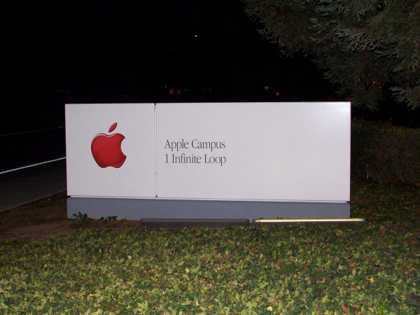 Eingangsschild vor Apple-Zentrale in Cupertino, dts Nachrichtenagentur
