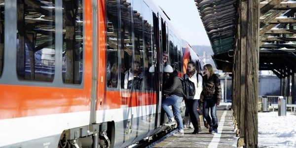 Passagiere an einem Bahnhof, DB AG/ Heiner Müller-Elsner, über dts Nachrichtenagentur