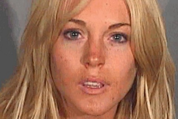 Lindsay Lohan blickt in die Linse der Polizeikamera, dts Nachrichtenagentur