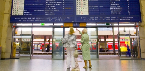 Reisende in einem Bahnhof der Deutschen Bahn, Deutsche Bahn / Bartlomiej Banaszak , über dts Nachrichtenagentur