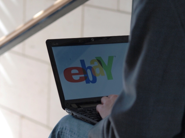 eBay-Nutzer am Computer, dts Nachrichtenagentur