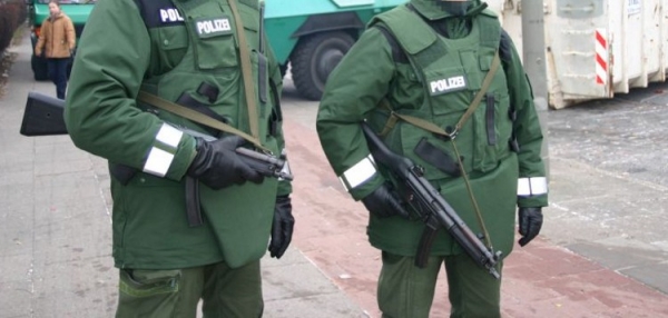 Deutsche Polizeibeamte mit Maschinenpistolen, dts Nachrichtenagentur