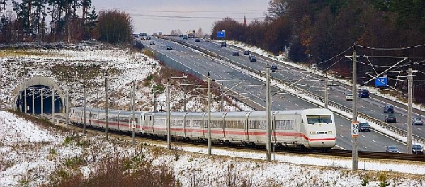 Hochgeschwindigkeitszug der Bahn neben der Autobahn, Bartlomiej Banaszak, über dts Nachrichtenagentur