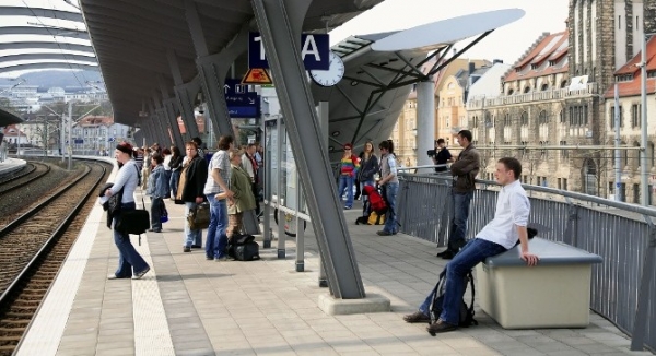 Wartende Reisende an einem Bahnsteig, DB AG/Bernd Lammel, über dts Nachrichtenagentur