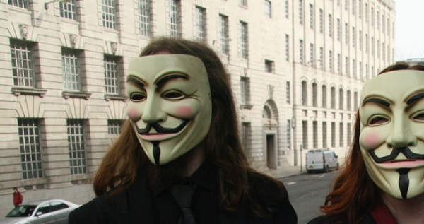 Anonymous-Aktivisten mit typischen Guy-Fawkes-Masken, Paul Williams, Lizenz: dts-news.de/cc-by
