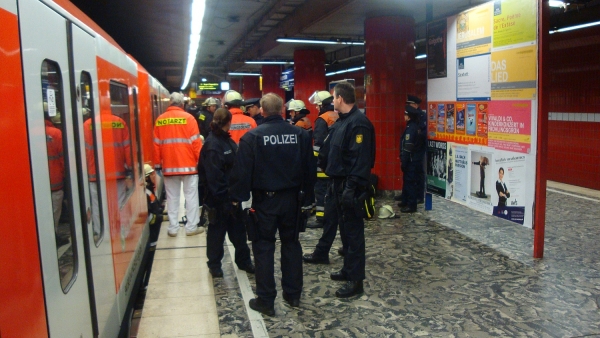 Einsatzkräfte am Unfallort, Bundespolizeiinspektion Hamburg, über dts Nachrichtenagentur