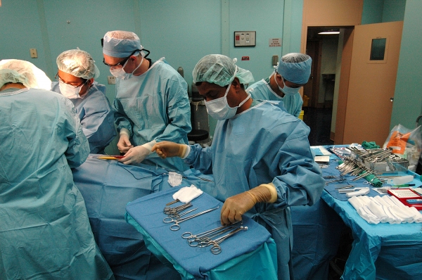 Ärzte bei Operation, dts Nachrichtenagentur