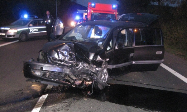 Zerstörtes Fahrzeug nach Unfall auf Bundesstraße, Polizei Minden-Lübbecke, über dts Nachrichtenagentur