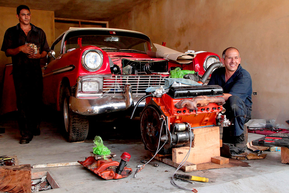 Auto-Reparatur in Tinidad, Kuba