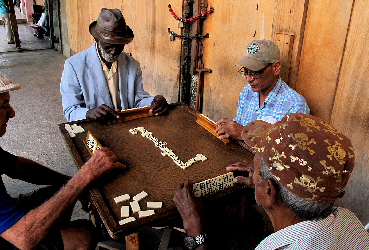 Typische Straßenszene in Havanna - Männer spielen Domino