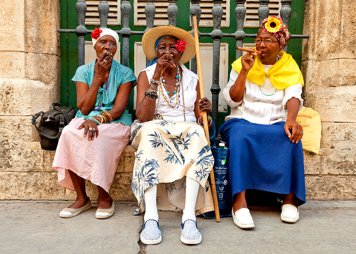 Kubanische Frauen rauchen Zigarren