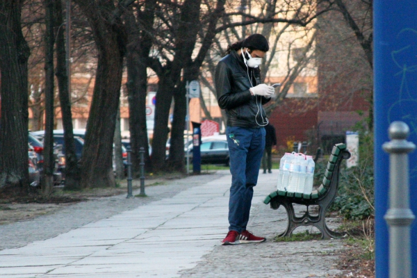 Mann mit Wasserflaschen und Mundschutz, über dts Nachrichtenagentur