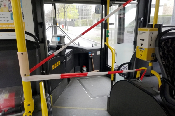 Abstandsmarkierung im Bus, über dts Nachrichtenagentur