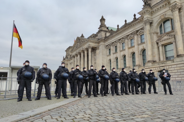 Polizei vor Bundestag am 18.11.2020, über dts Nachrichtenagentur