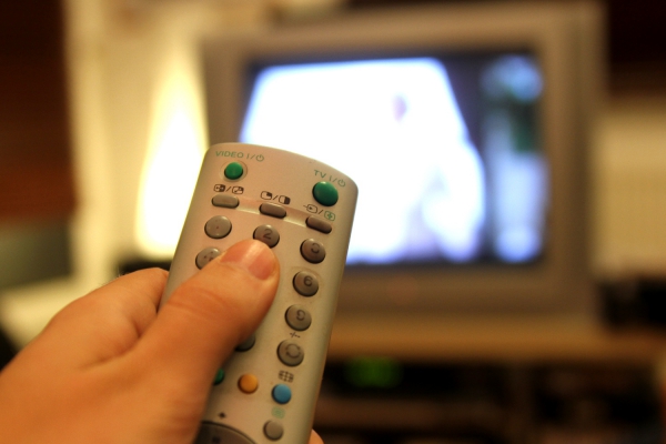 Fernsehzuschauer mit einer Fernbedienung, über dts Nachrichtenagentur
