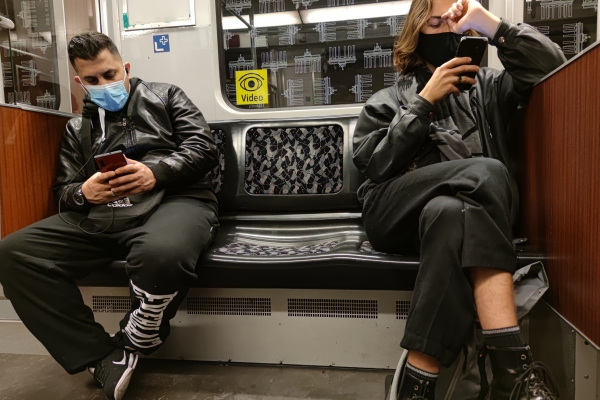 Männer mit Maske in einer U-Bahn, über dts Nachrichtenagentur