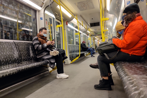 Fahrgäste mit Maske in einer U-Bahn, über dts Nachrichtenagentur