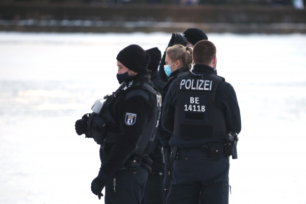 Kein Mindestabstand: Polizei vescheucht Leute vom Eis, über dts Nachrichtenagentur
