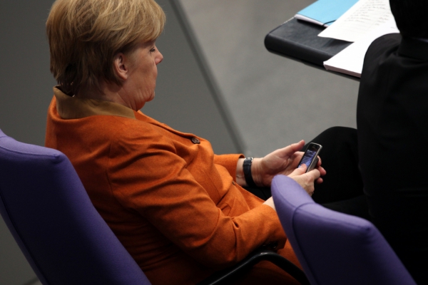 Angela Merkel mit ihrem Handy, über dts Nachrichtenagentur