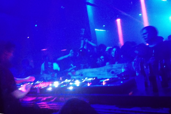 DJ und Tanzende in einem Techno-Club, über dts Nachrichtenagentur
