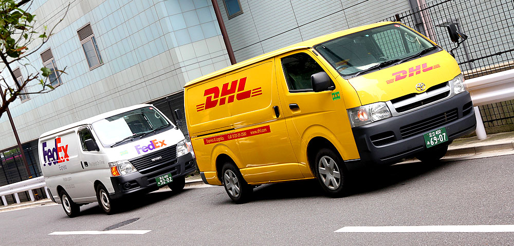 DHL Lieferfahrzeug in Tokio