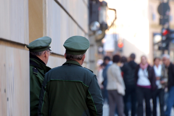 Deutsche Polizisten vor der britischen Botschaft in Berlin vor Corona, über dts Nachrichtenagentur