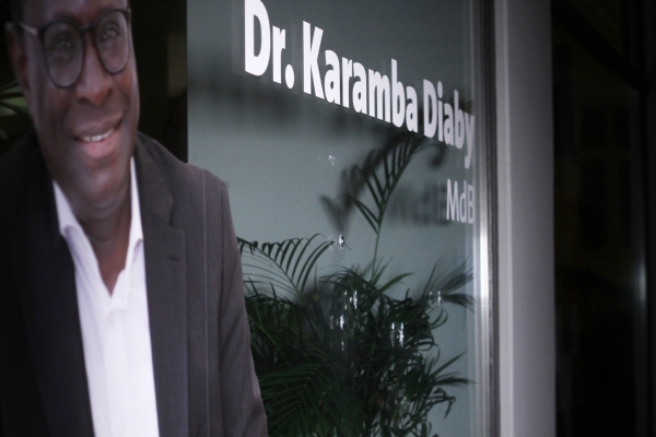 Einschusslöcher am Büro von Karamba Diaby im Januar 2020, über dts Nachrichtenagentur