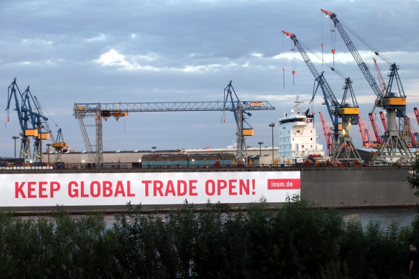 Pro-Globalisierungsbanner im Hamburger Hafen, über dts Nachrichtenagentur
