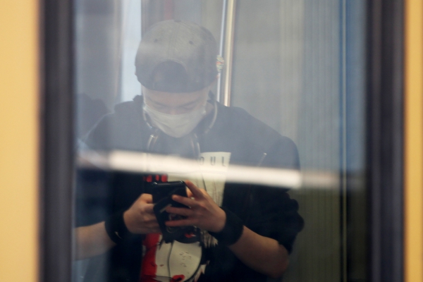 Jugendlicher mit Schutzmaske in einer S-Bahn, über dts Nachrichtenagentur