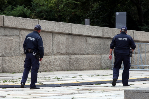 Zwei Polizisten vor dem Bundestag, die vermutlich nichts mit den Vorwürfen zu tun haben (Symbolbild), über dts Nachrichtenagentur