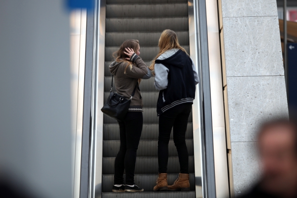 Junge Mädchen auf einer Rolltreppe, über dts Nachrichtenagentur