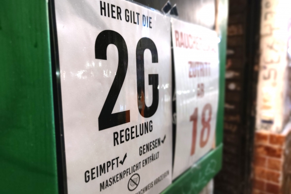 2G-Hinweisschild an einer Bar, über dts Nachrichtenagentur