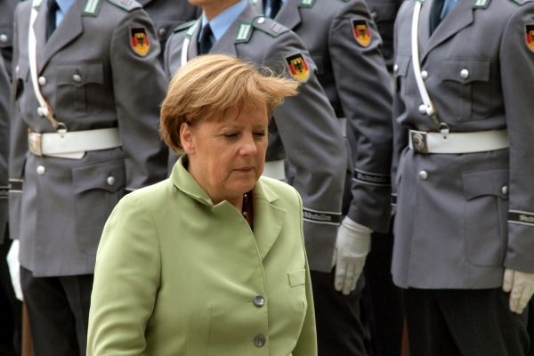 Angela Merkel vor Bundeswehr-Soldaten, über dts Nachrichtenagentur