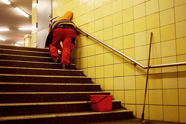 Reinigungskraft in einer U-Bahn-Station, über dts Nachrichtenagentur