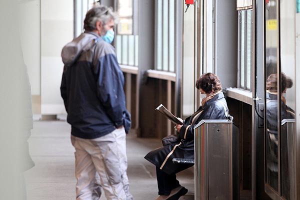 Fahrgäste mit Mund-Nasen-Schutz, über dts Nachrichtenagentur