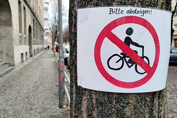 Selbstgemaltes Verbotsschild für Fahrradfahrer, über dts Nachrichtenagentur