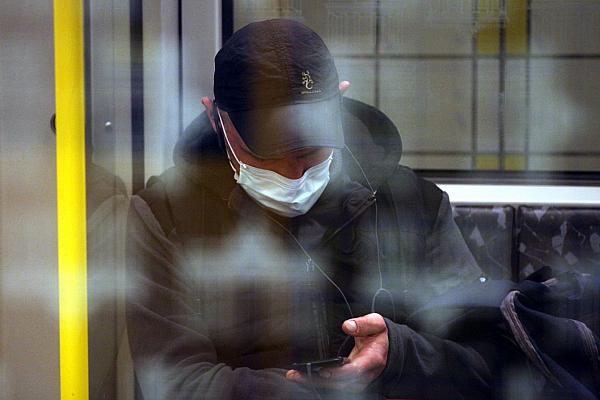 Mann mit Schutzmaske in einer U-Bahn, über dts Nachrichtenagentur