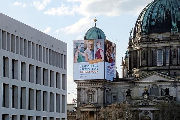 Plakate für Impfkampagne am Berliner Dom, über dts Nachrichtenagentur