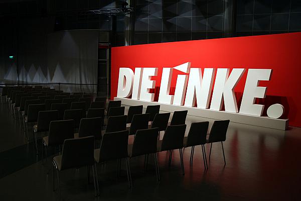 Linkspartei-Logo auf Parteitag, über dts Nachrichtenagentur