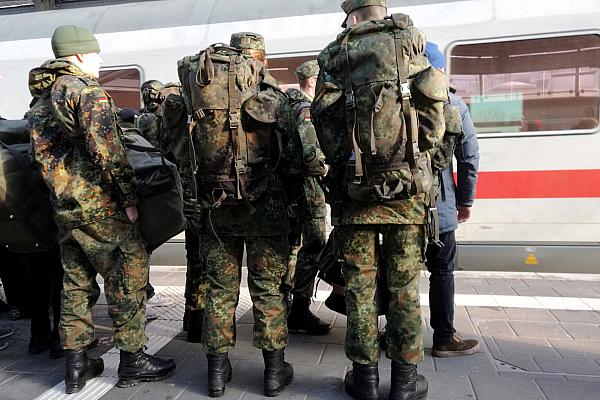 Bundeswehrsoldaten fahren Bahn, über dts Nachrichtenagentur