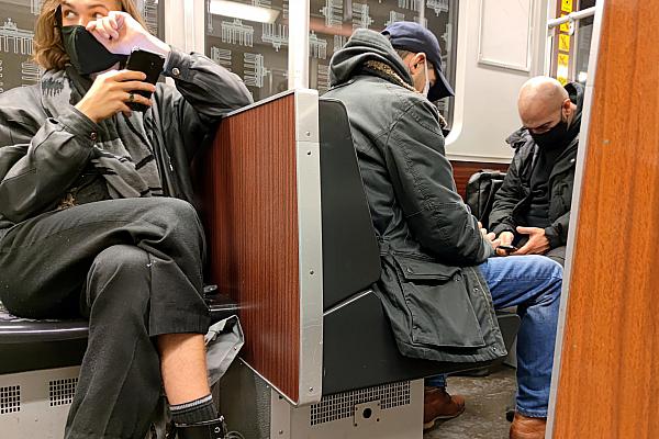 Männer mit Maske in einer U-Bahn, über dts Nachrichtenagentur