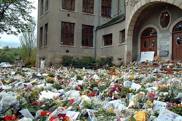 Blumenmeer vor dem Gutenberg-Gymnasium in Erfurt 2002, über dts Nachrichtenagentur