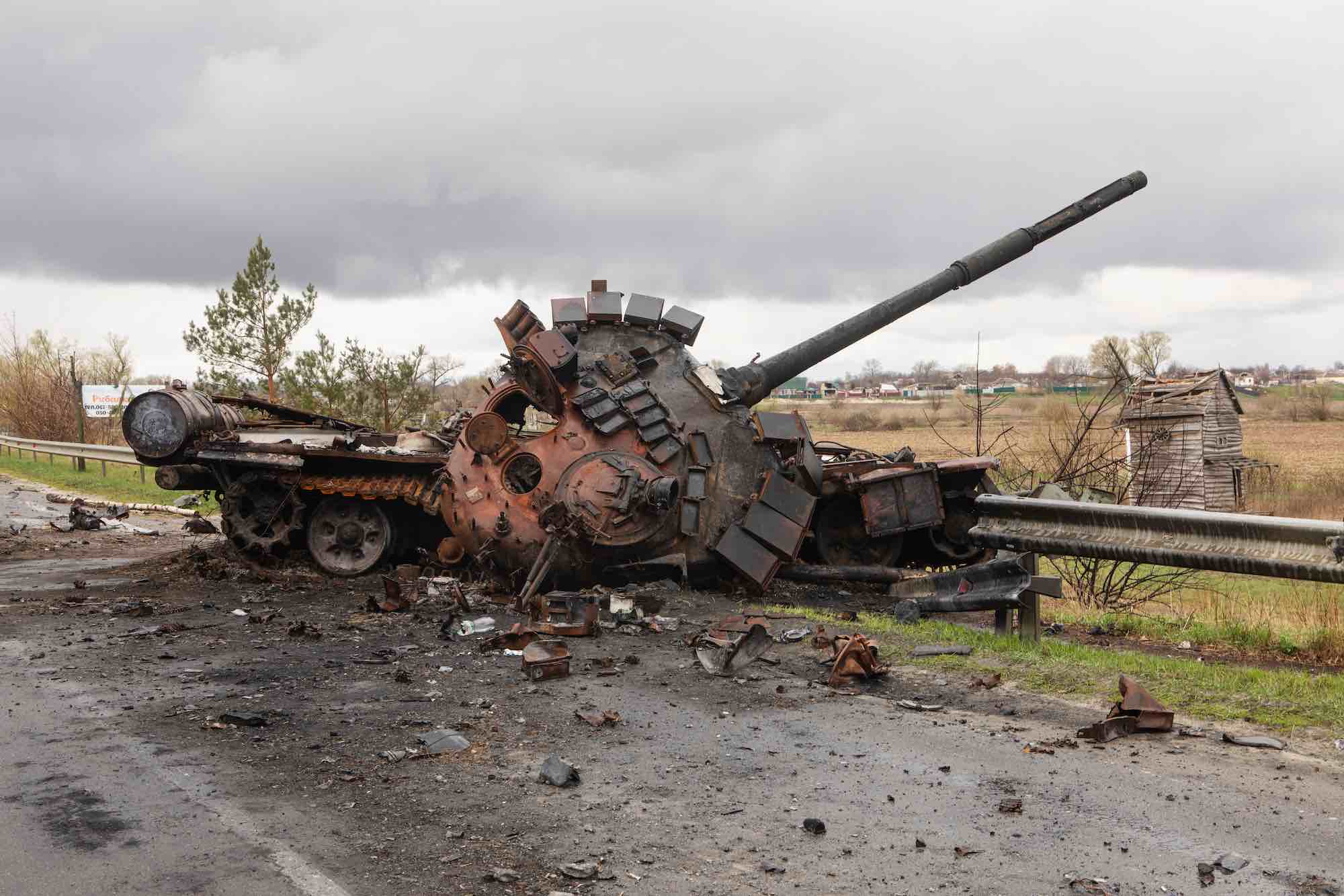 Zerstörter russischer Panzer in der Ukraine 